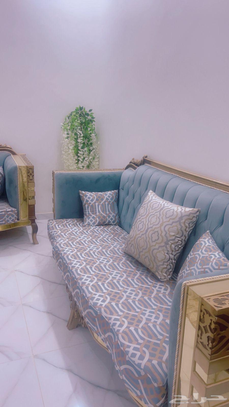 كنب مع الطاولات شبه جديد64423476007681110