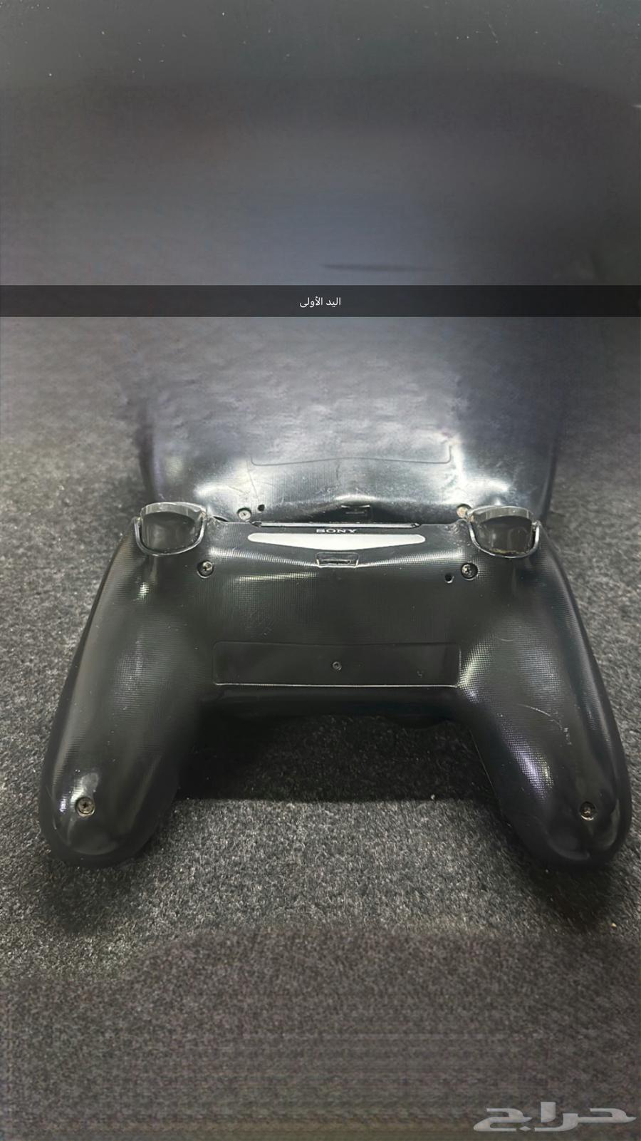 Console with scratches and clean, the second console is clean64432332097922110