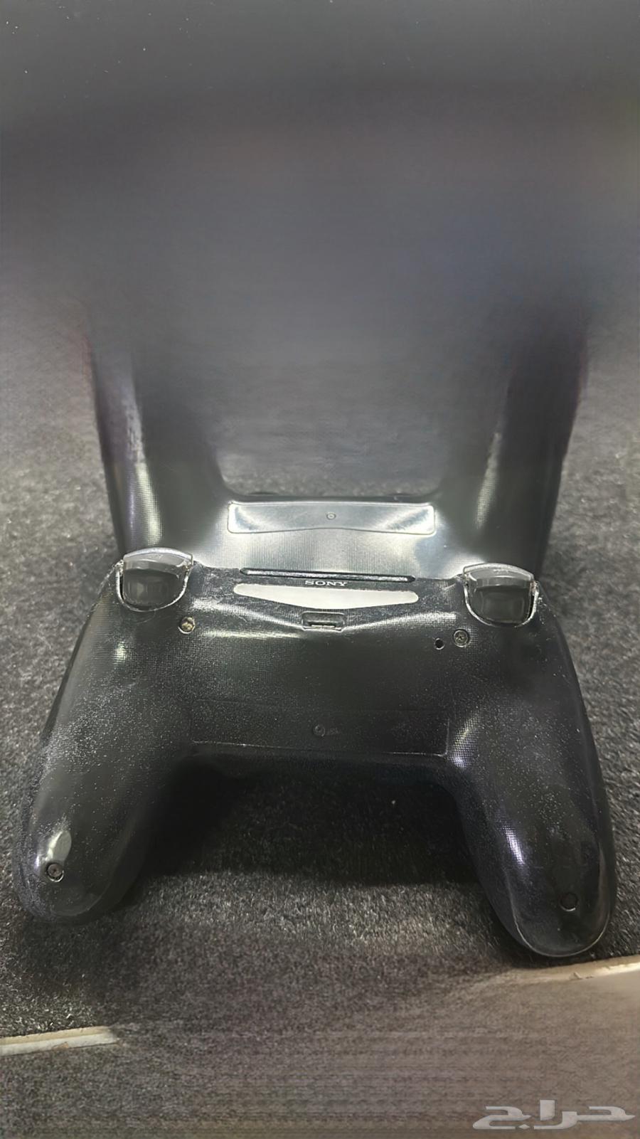 Console with scratches and clean, the second console is clean64432332097922112