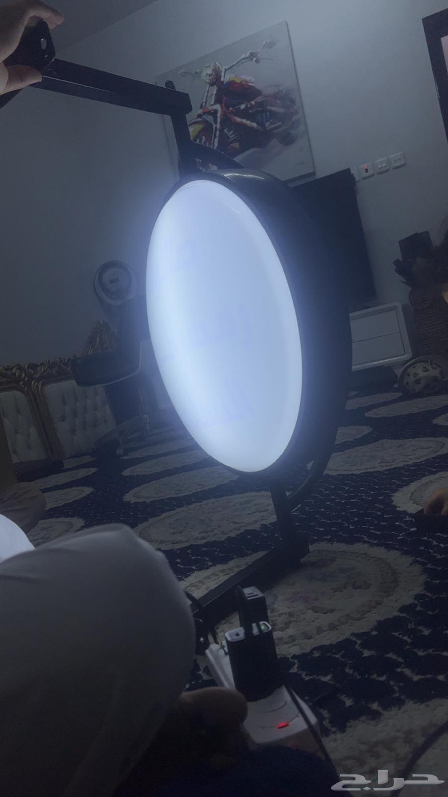 لوحة امام المحل مضيئة وتدور64431237819265112