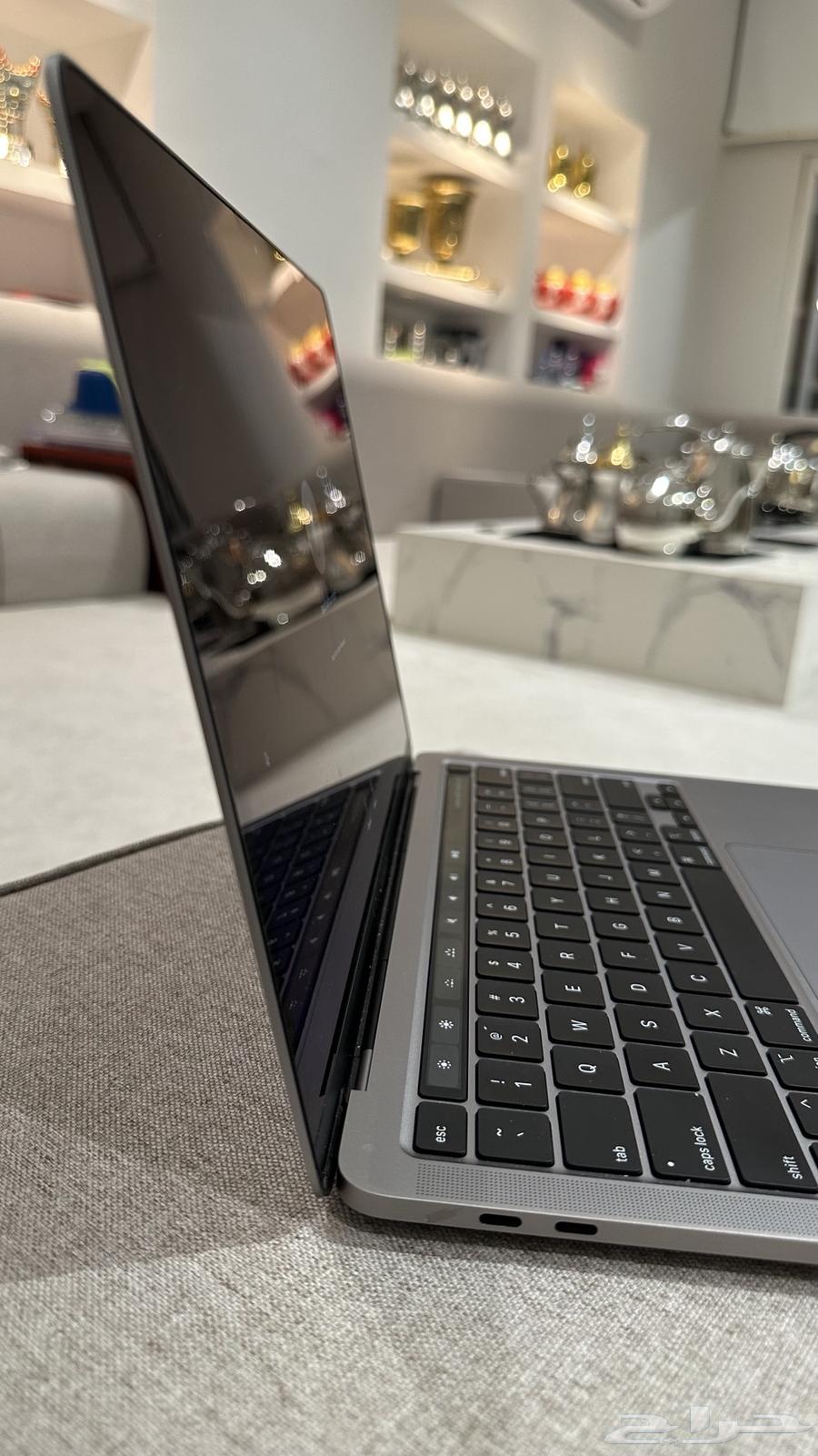 MacBook Pro with English Keyboard64428711683969113