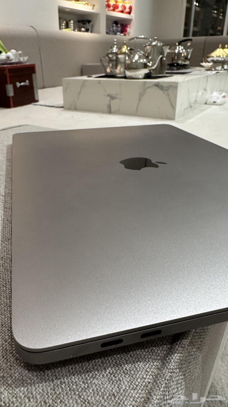 MacBook Pro with English Keyboard64428711683969111