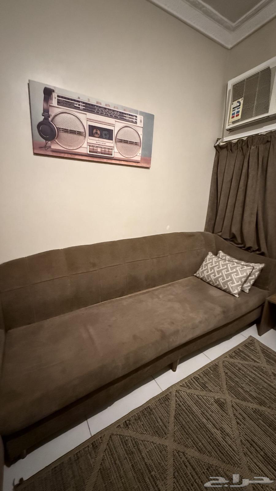 A complete hall with clean and new sofas, but some legs have defects64427919306498112