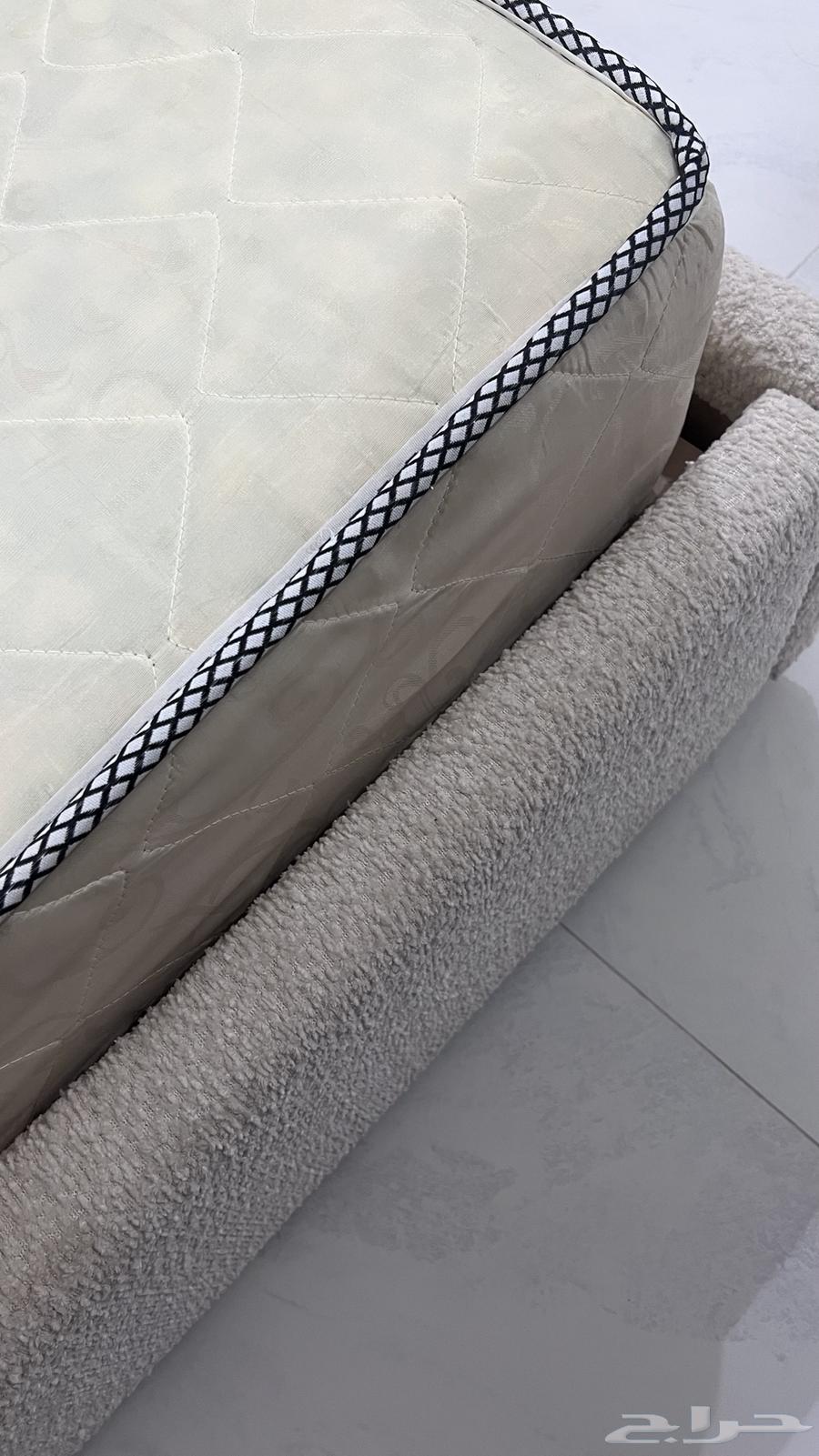 Excellent condition bed mattress64429600207875110