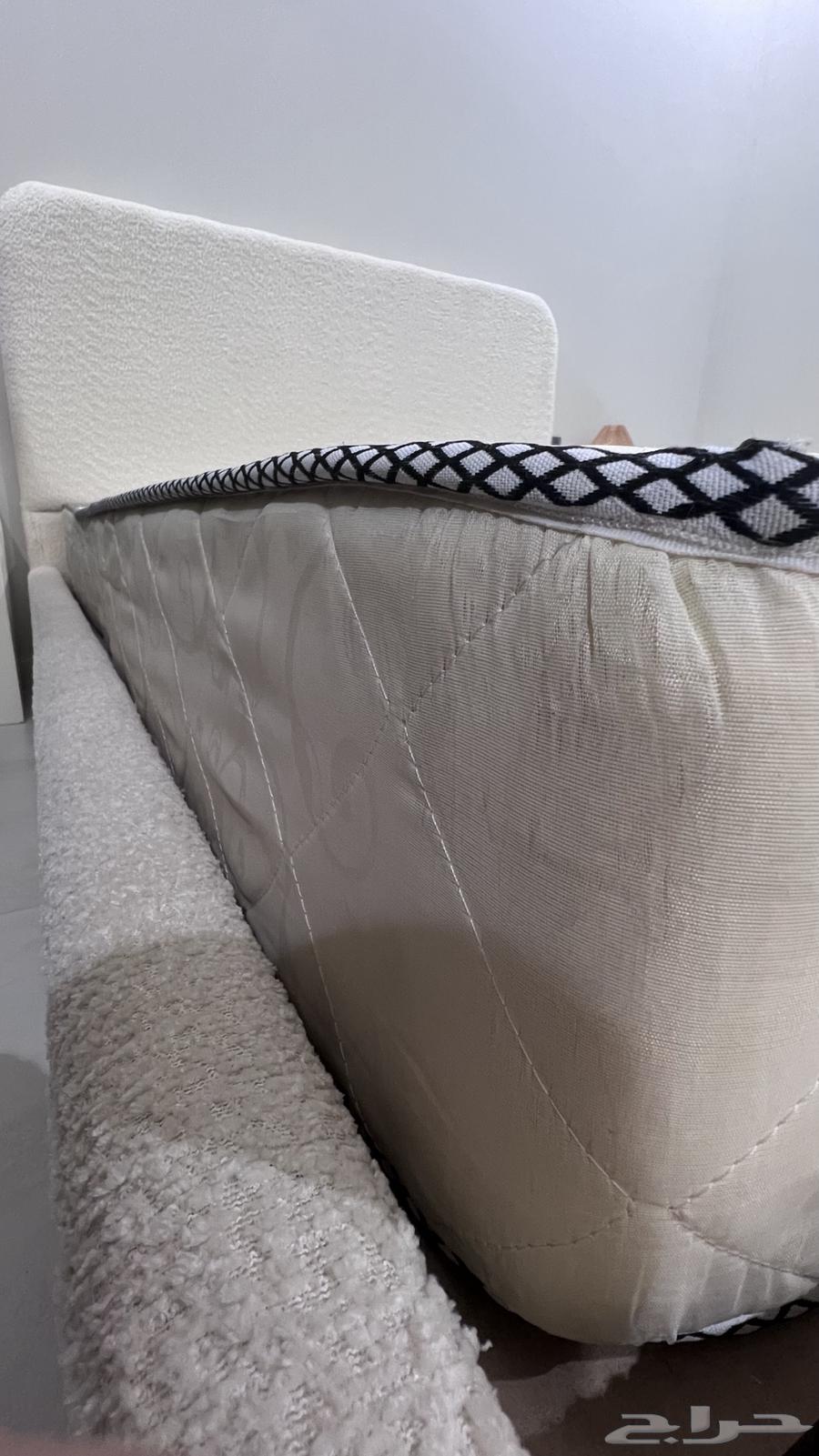 Excellent condition bed mattress64429600207875112