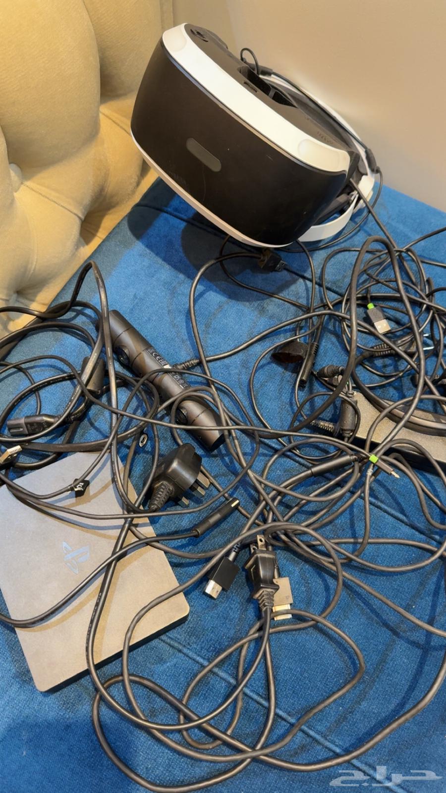 Sony 4 with its accessories and with VR64430177862145111