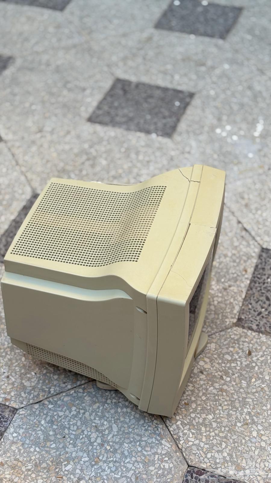 Old computer screen64431345387395110