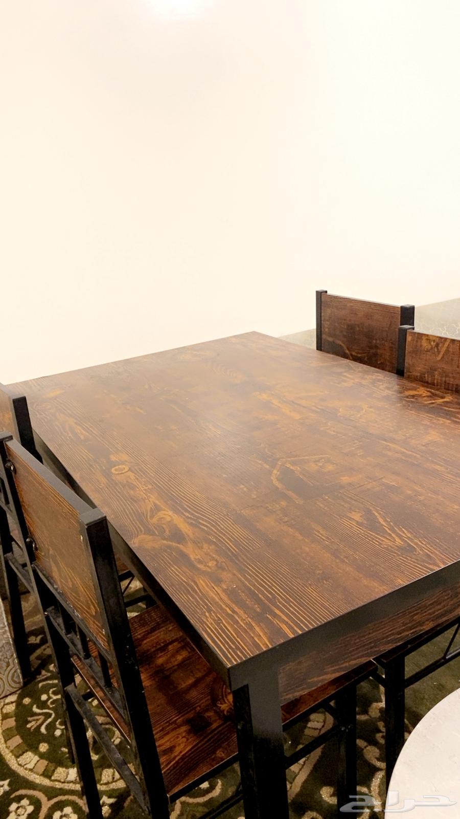 Dining table with 4 chairs, very new, used only twice, price 50064432440842881110