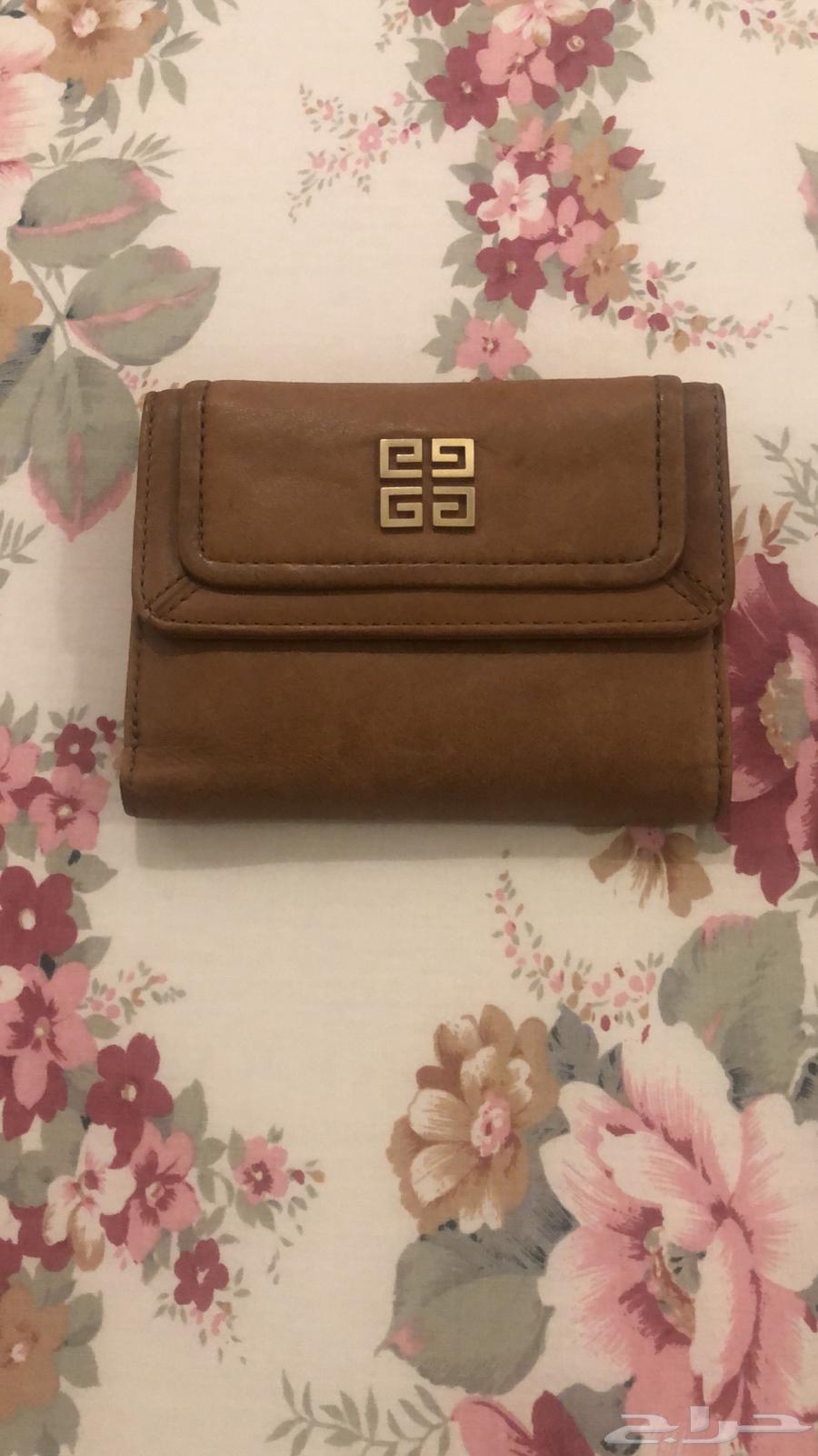 شنطة ماركة جفنشي إستعمال خفيف شبه الجديدة ومحفظة نفس المارك64432005937027111