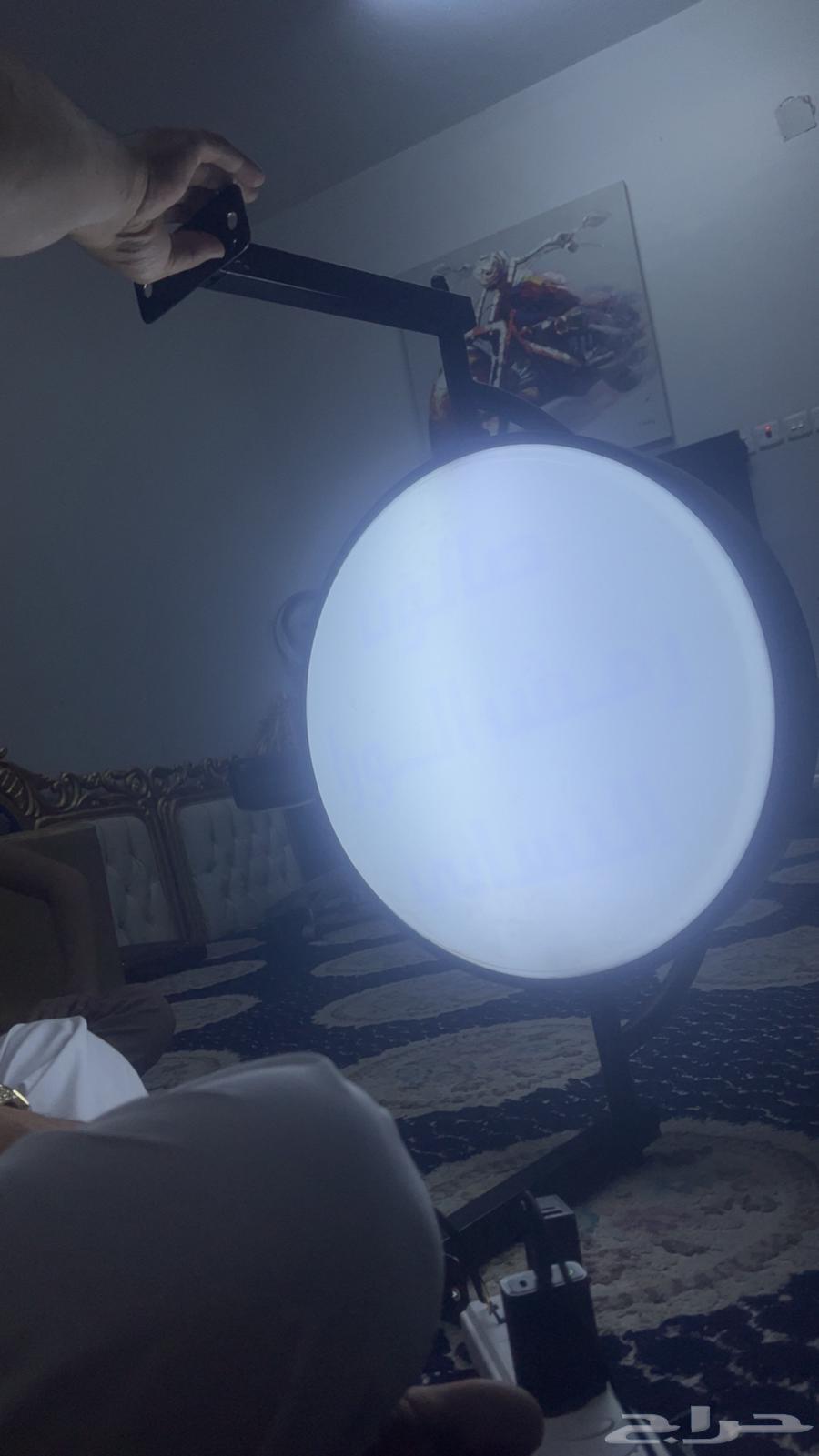 لوحة امام المحل مضيئة وتدور64431237819265110