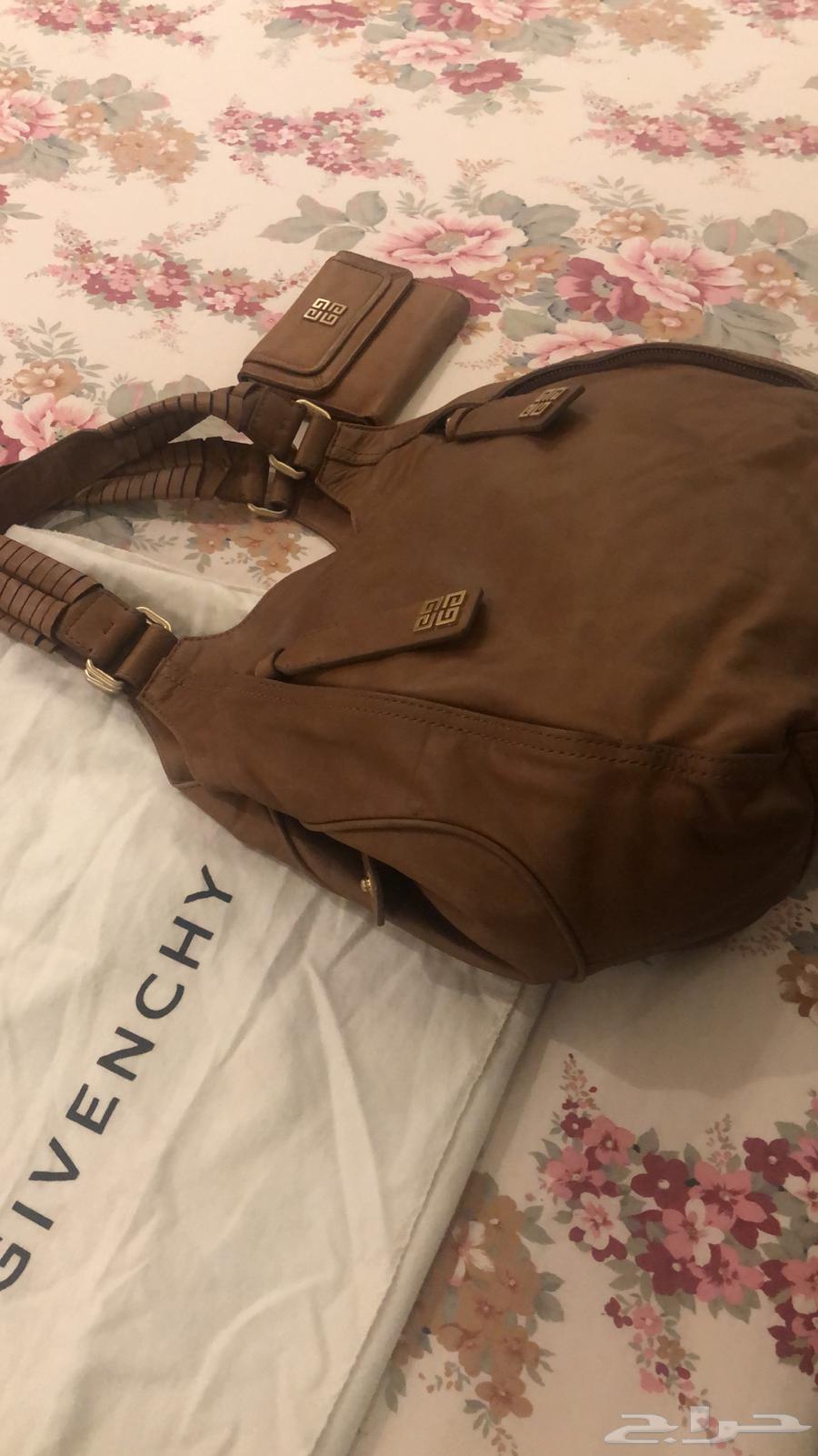 شنطة ماركة جفنشي إستعمال خفيف شبه الجديدة ومحفظة نفس المارك64432005937027110