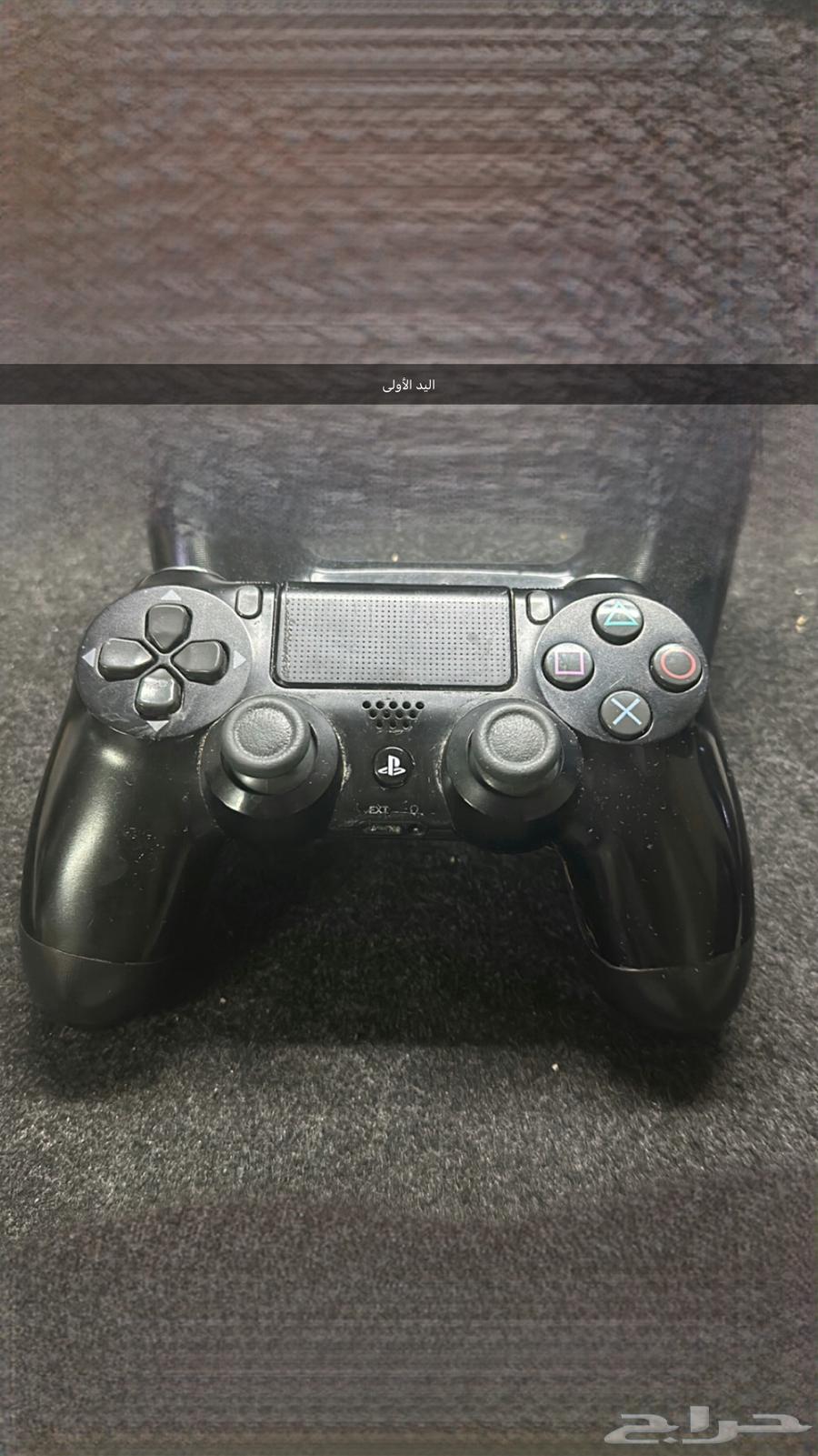 Console with scratches and clean, the second console is clean64432332097922111