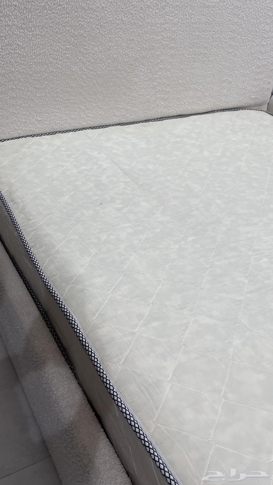 Excellent condition bed mattress64429600207875113