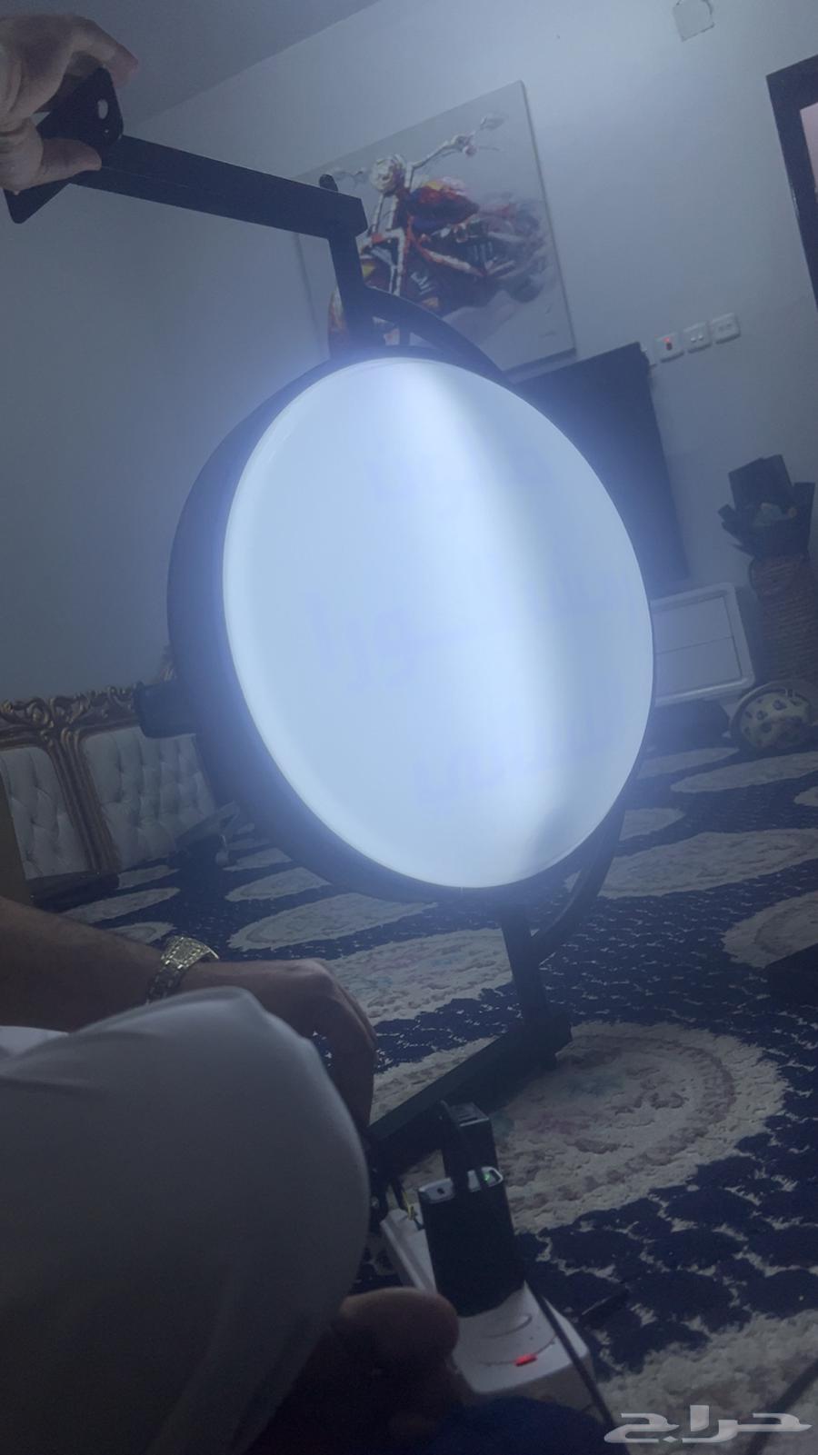 لوحة امام المحل مضيئة وتدور64431237819265111