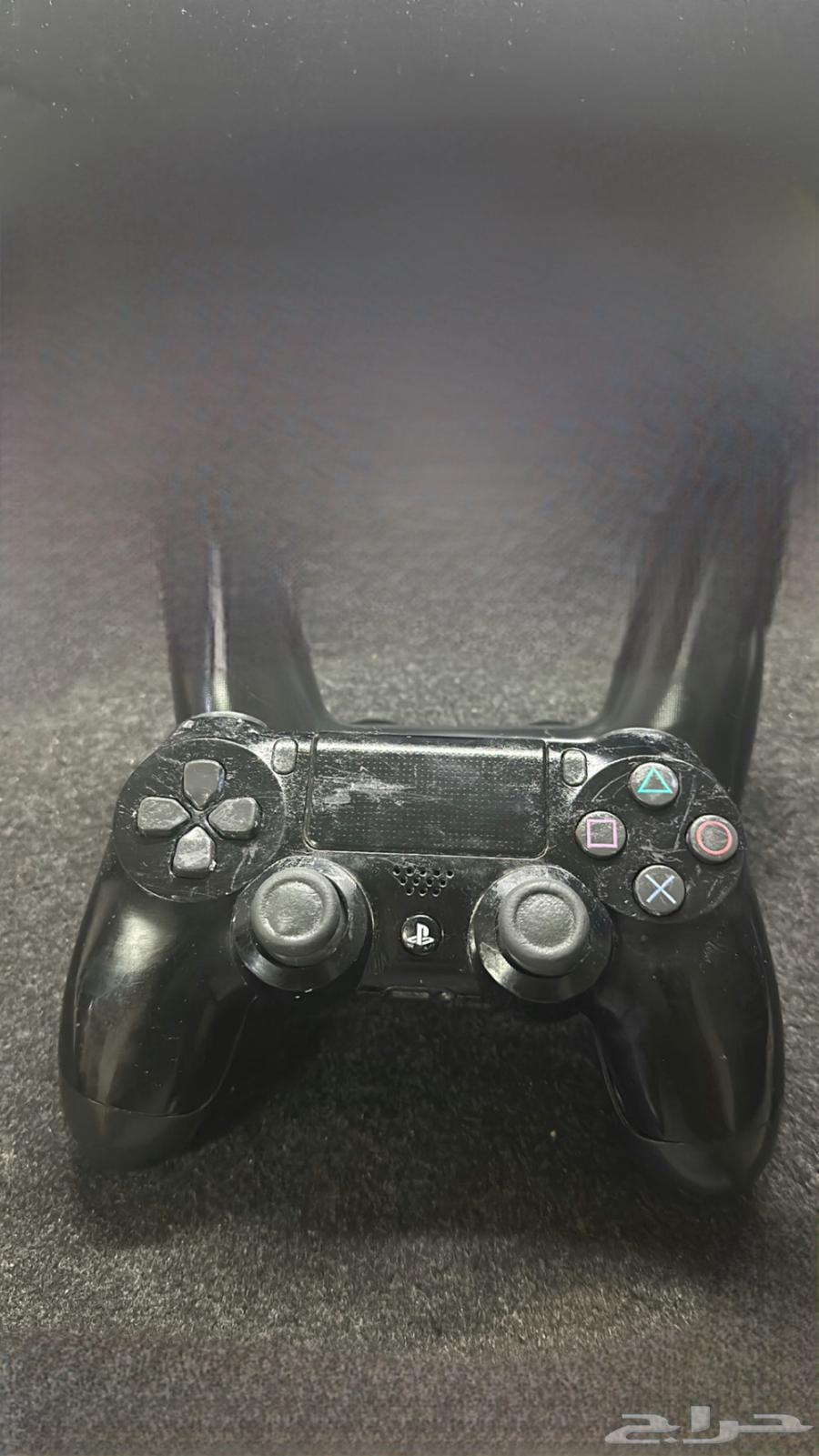 Console with scratches and clean, the second console is clean64432332097922113