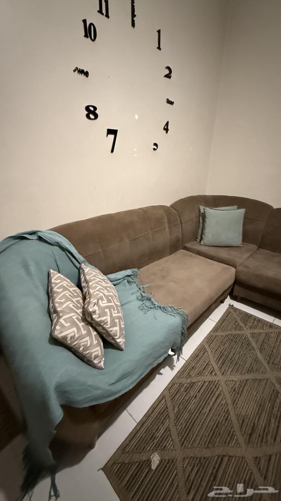 A complete hall with clean and new sofas, but some legs have defects64427919306498110