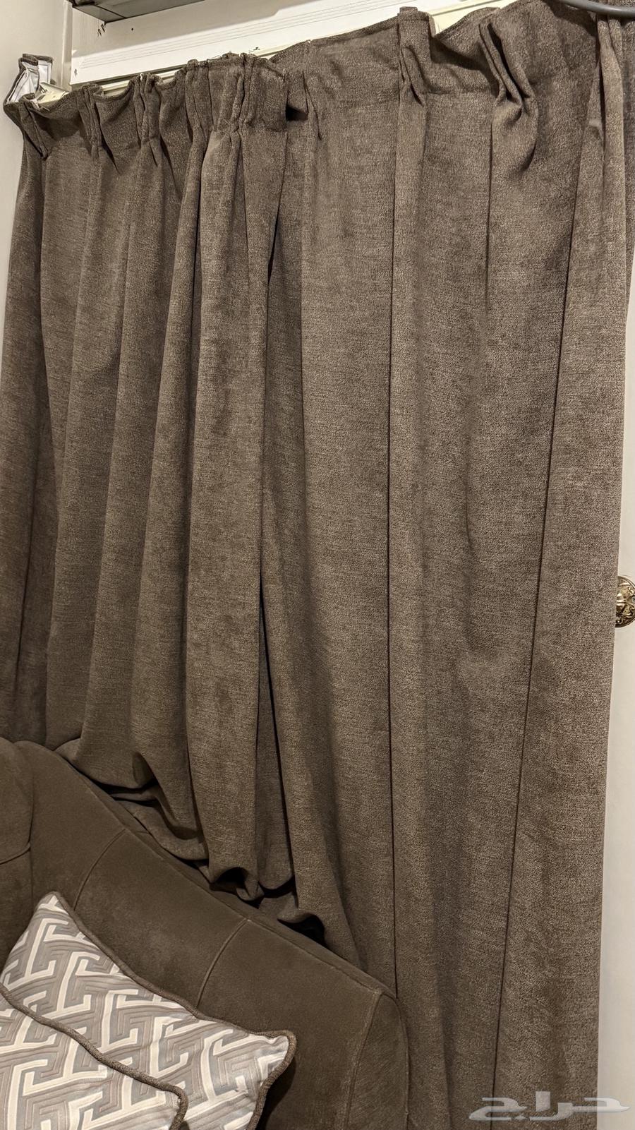 A complete hall with clean and new sofas, but some legs have defects64427919306498113