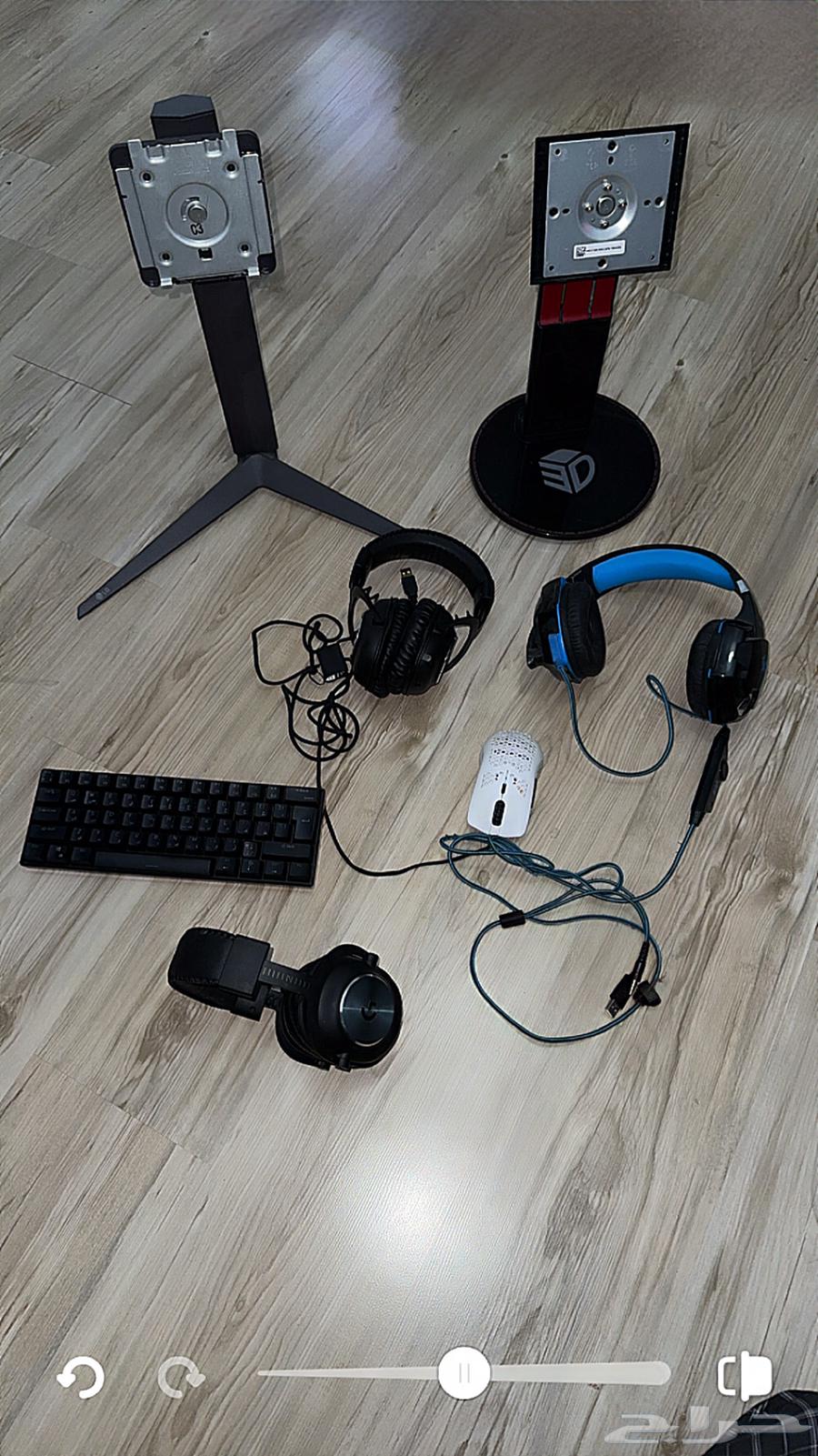 Stands, headphones, keyboard, and mouse64426147617411110