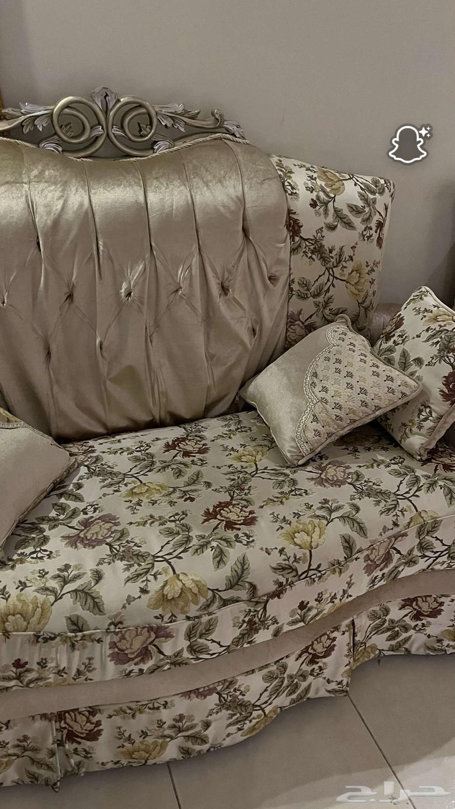 كنب 8 قطع مع خداديات مع طاولتين استخدام 5 شهور اعلى سعر بيع64429668190339112