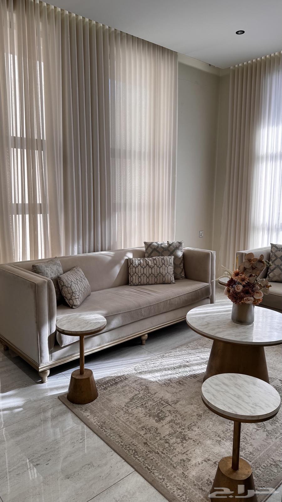 كنب للبيع مع طاولات والفرشة جديد استعمال اقل من سنه64430110993923111