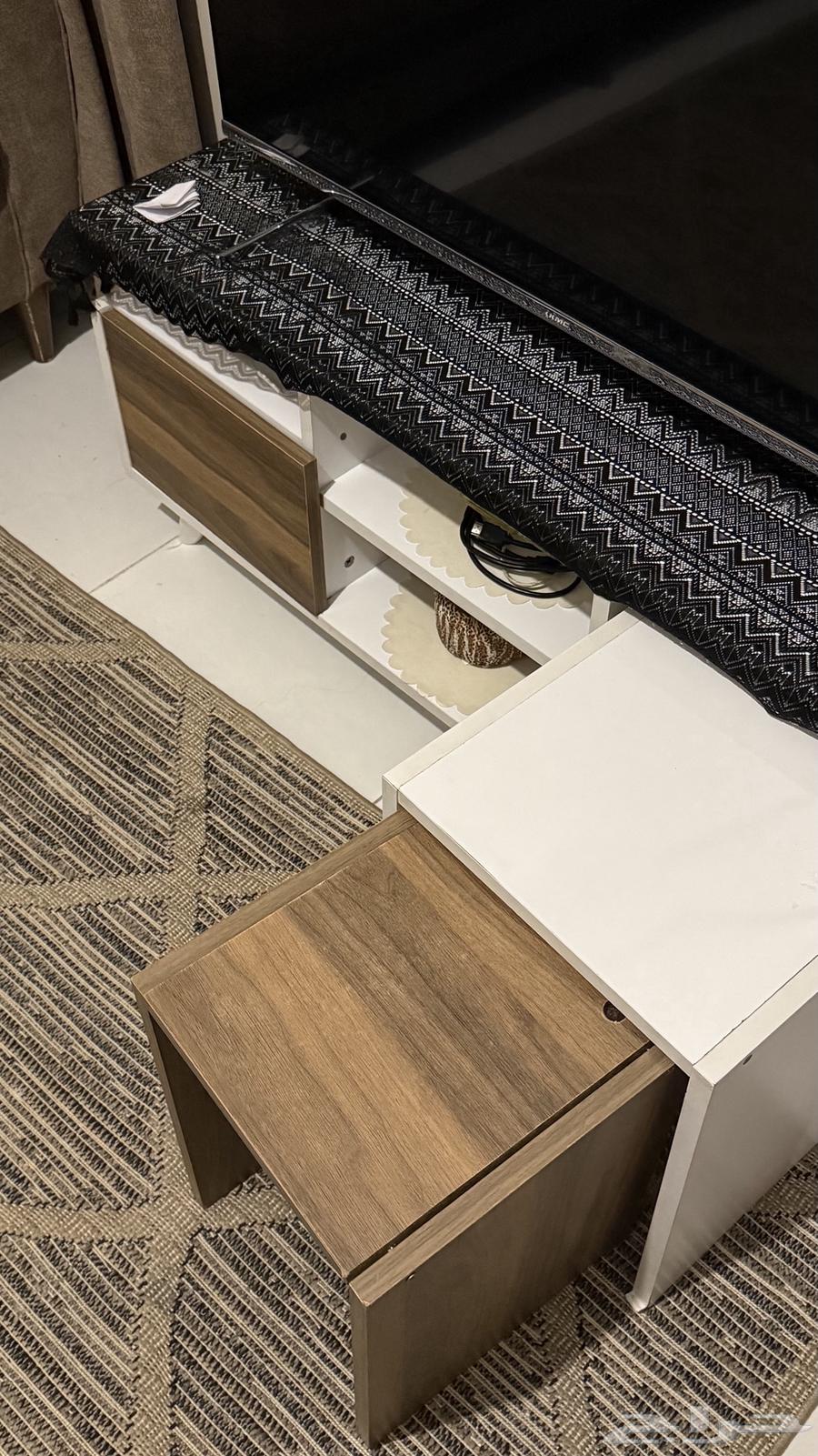 A complete hall with clean and new sofas, but some legs have defects64427919306498114