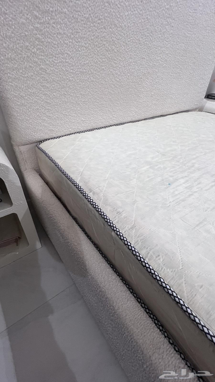 Excellent condition bed mattress64429600207875111