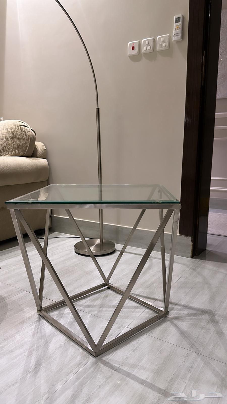 طاوله قهوه مودرن ومعها ثنتين خدمه وكلها بحاله شبه جديده64430448525953111