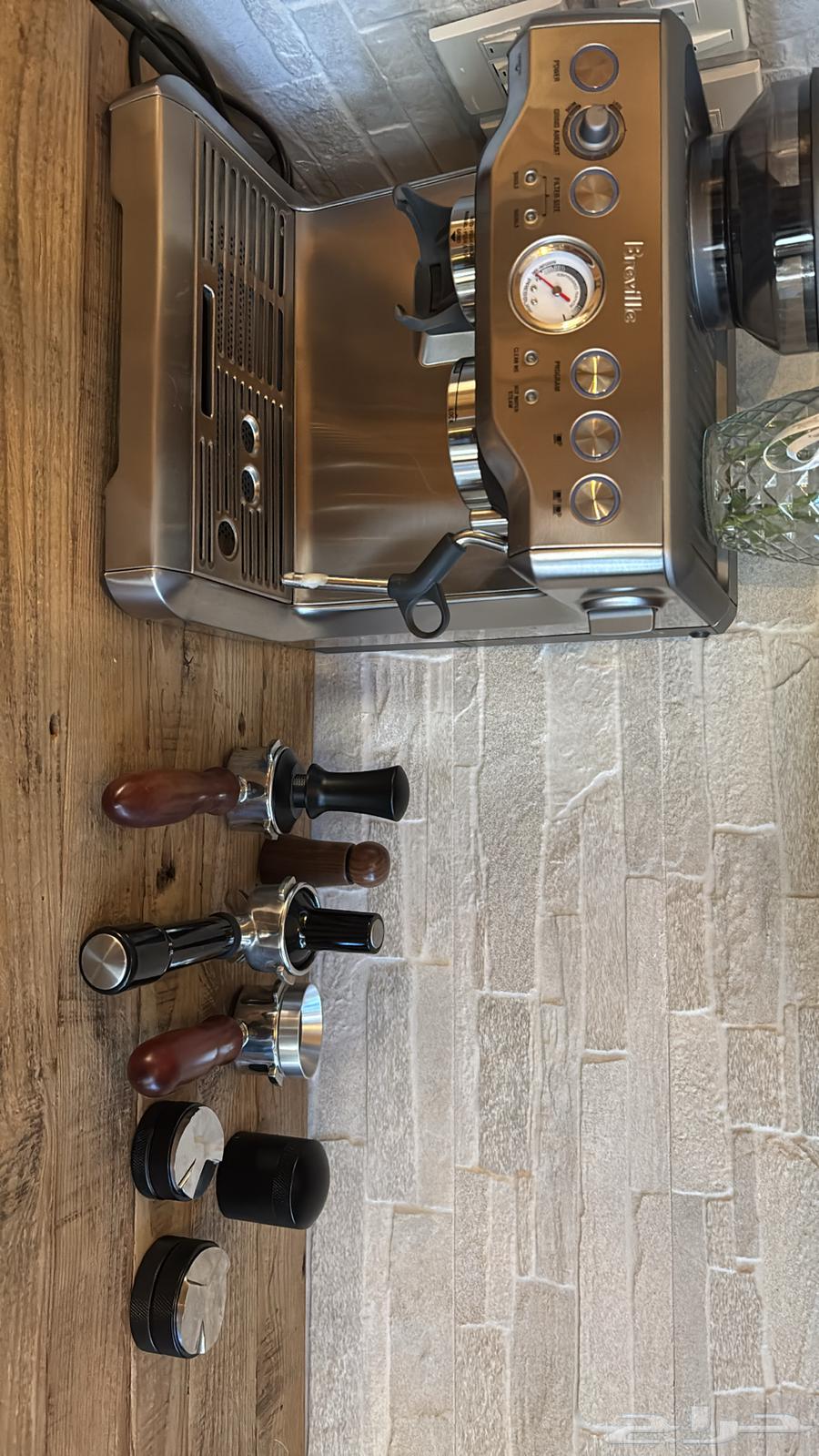 مكينة قهوة Breville مع ملحقاتها64428982408451112