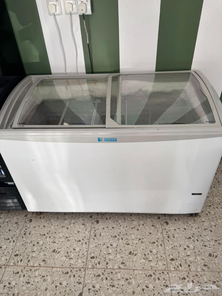 للبيع جهاز كاشير مع طاولة كاشير شبه جديده وفريزر ايسكريم نظ64430137538435111