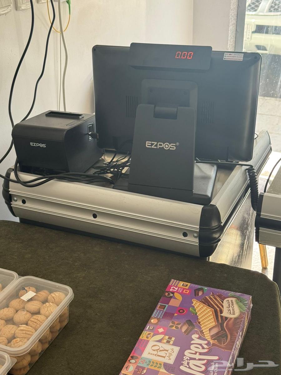 للبيع جهاز كاشير مع طاولة كاشير شبه جديده وفريزر ايسكريم نظ64430137538435112