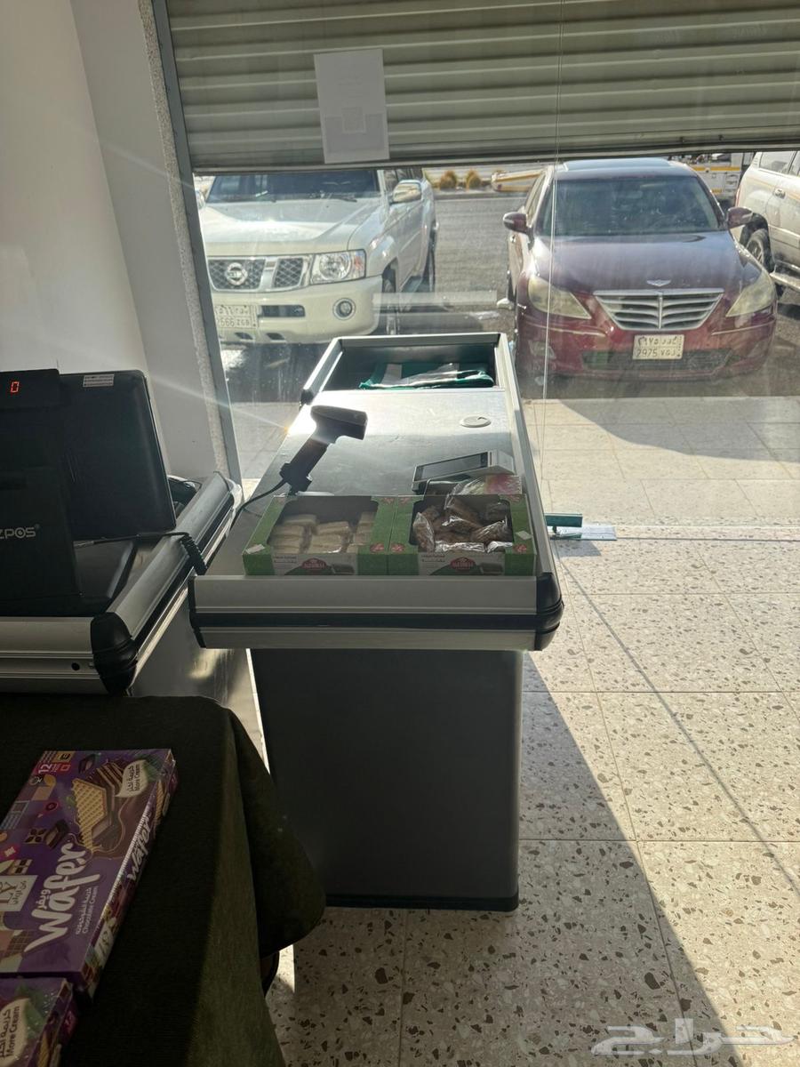 للبيع جهاز كاشير مع طاولة كاشير شبه جديده وفريزر ايسكريم نظ64430137538435110