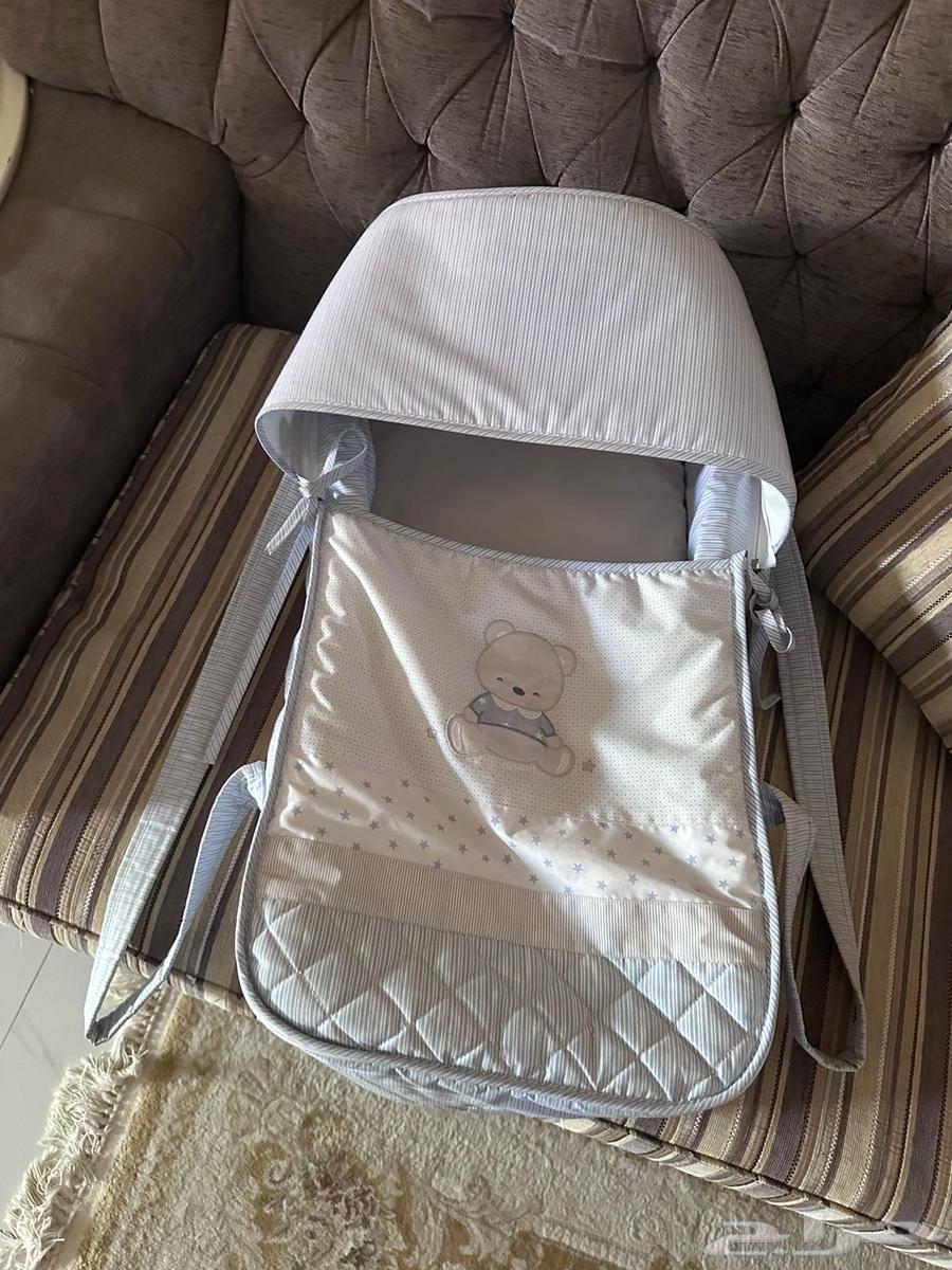 للبيع بسبب السفر اغراض ممتازه ويوجد سرير وكرسي هزاز64430097759873111