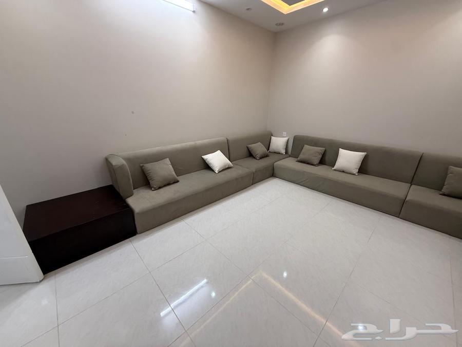 Semi-new majlis for sale with two corner tables and armrests64430886906882111