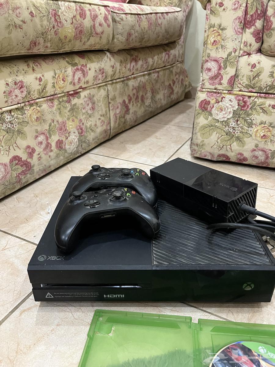 Xbox One with three controllers64428806444547110