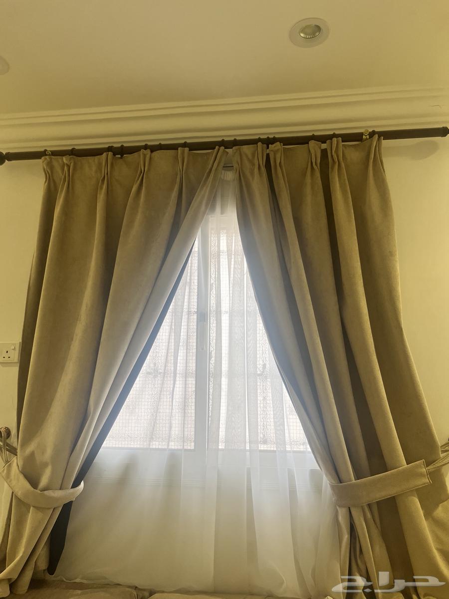 كنب مع طاولاته والستاير للبيع64429802636803111