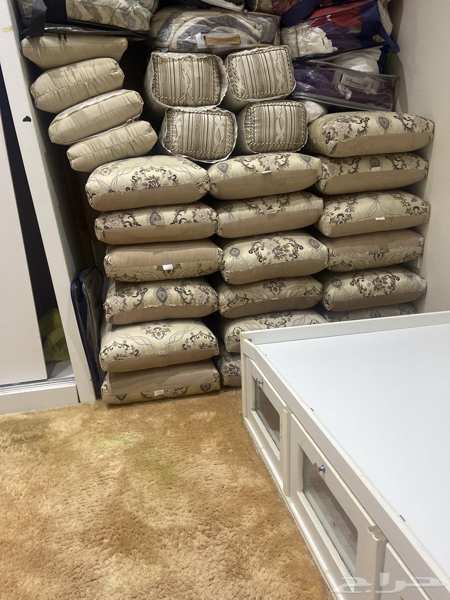 18 side cushions and four pouffes and four pillows with their sheets64432128623106110