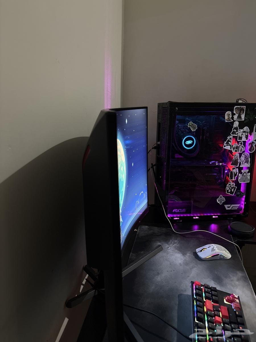 AOC 32-inch curved gaming monitor with broken screen64592902166019111