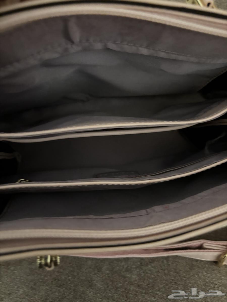 شنطة ماركة surprise نسائية بحالة ممتازة ومعها هدية64429451834753114