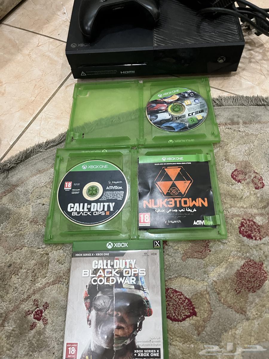 Xbox One with three controllers64428806444547111