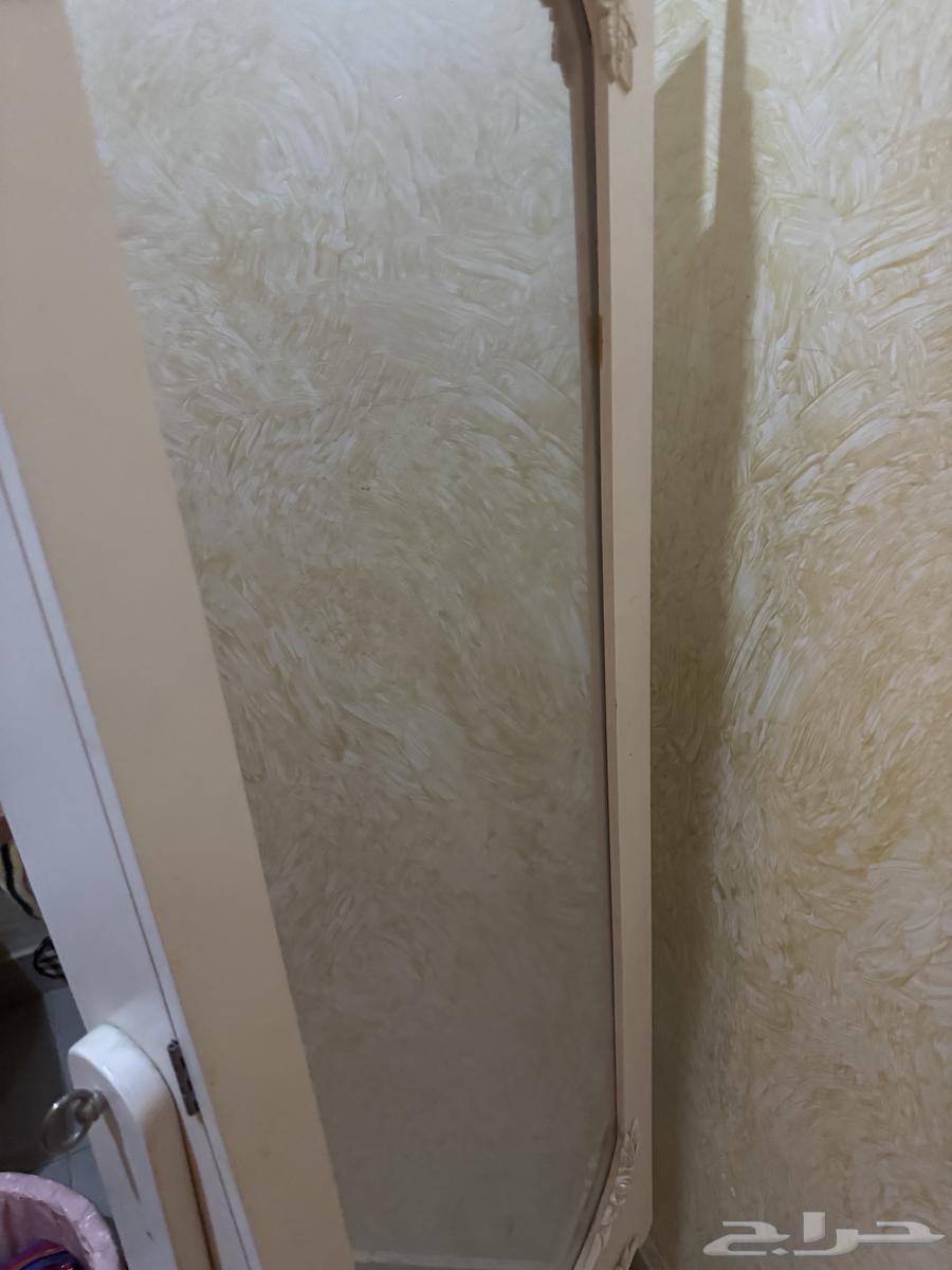 دولاب مجوهرات واكسسورات ابيض مع اضاءه جميل بغرف البنات مع م64427476083586111