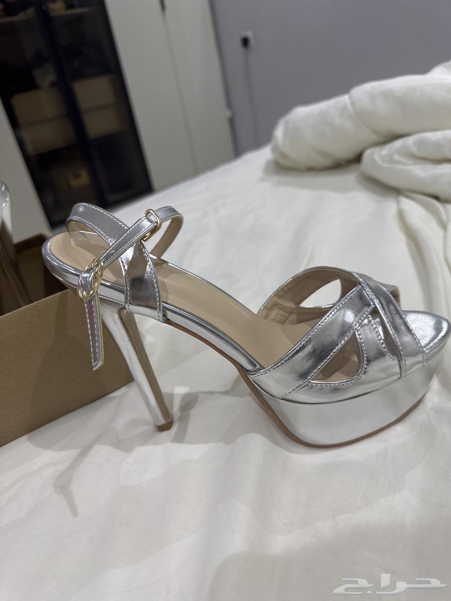 كعب جديد مالبسته والله ولا مره وماعليه استرجاع في شي ان64429668214785111