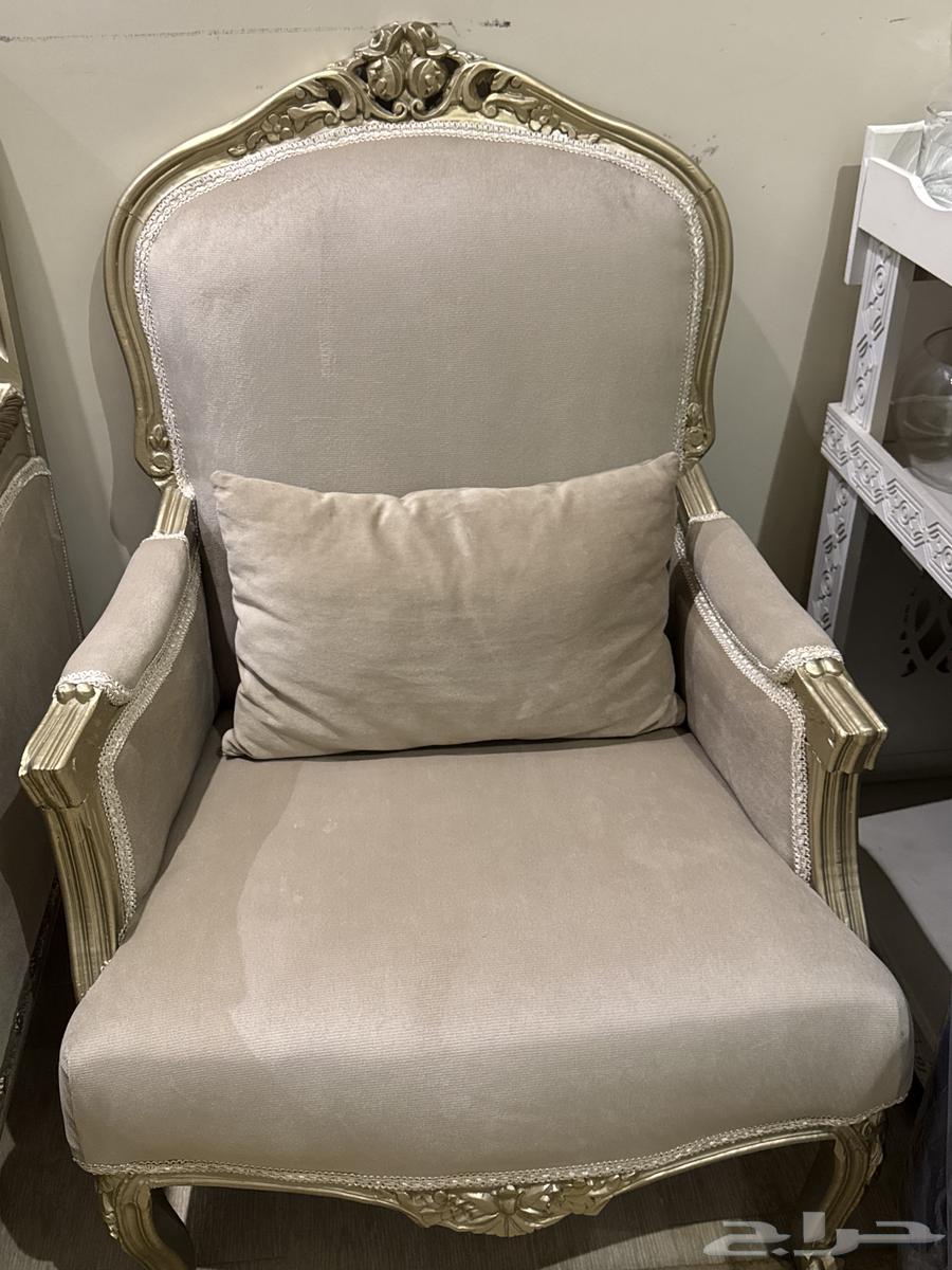 4 sofas and a single chair64430886822785111