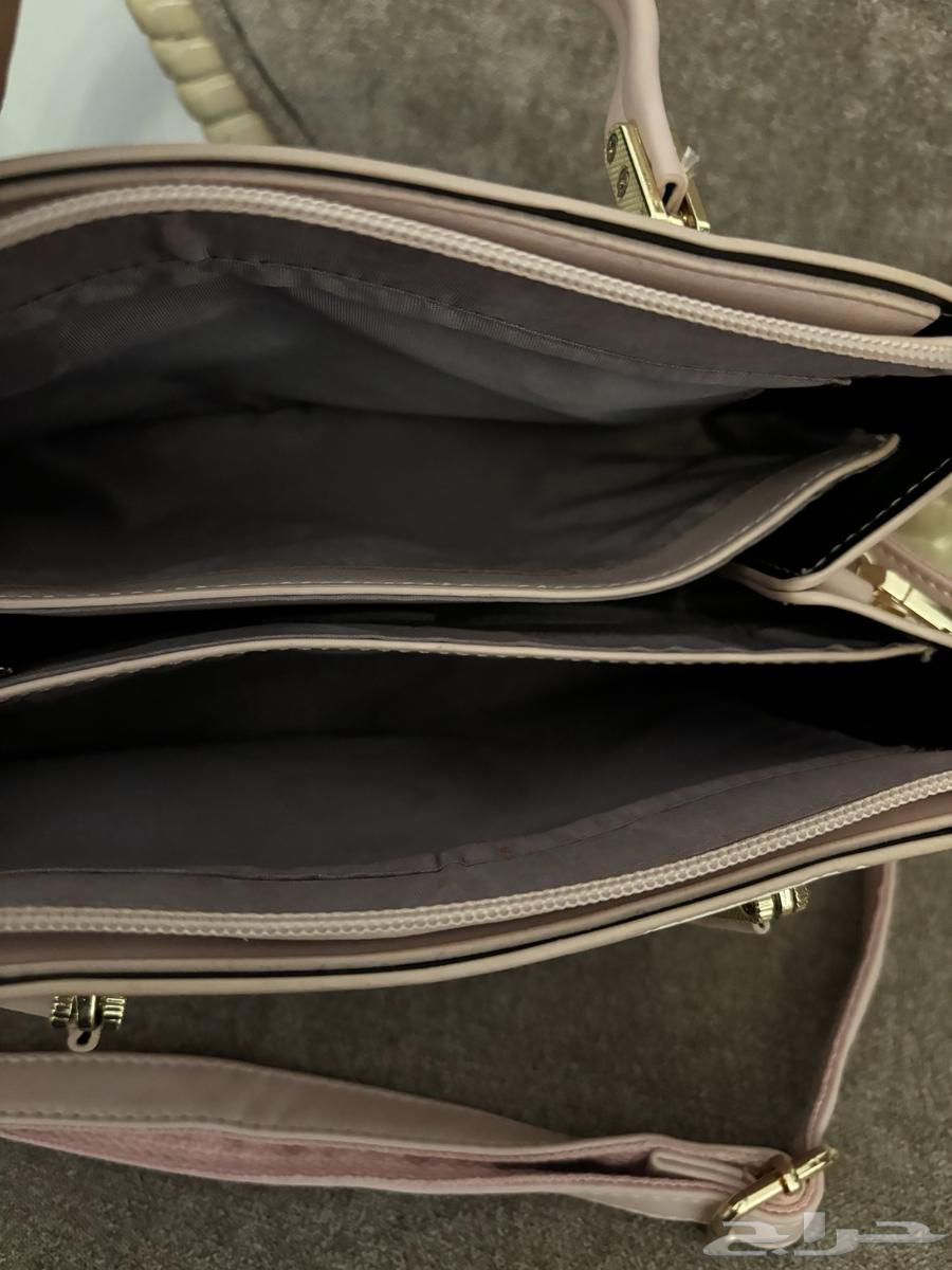 شنطة ماركة surprise نسائية بحالة ممتازة ومعها هدية64429451834753113