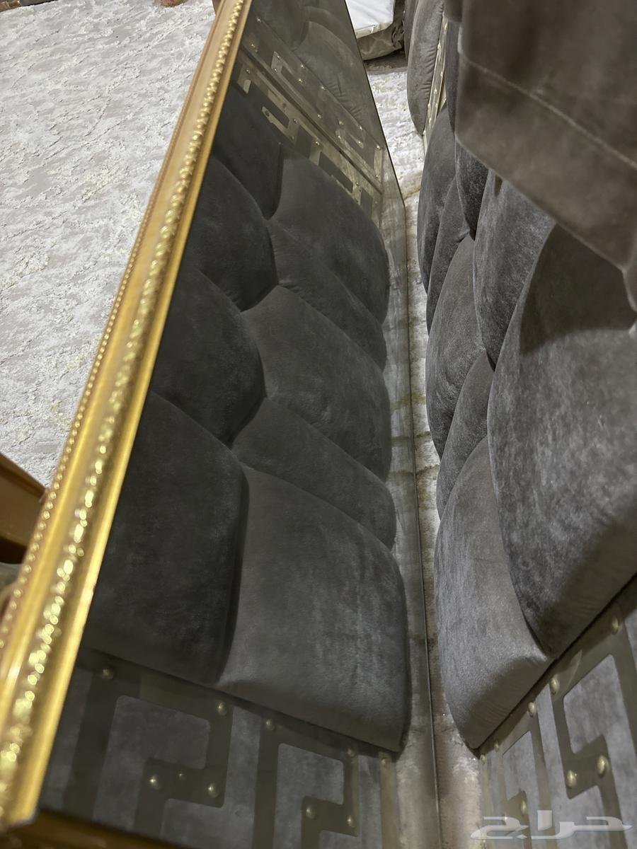 Selling five large and four small serving tables64427865458051112