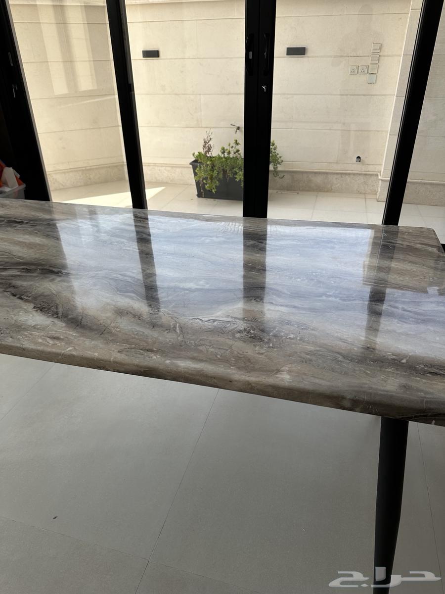 طاولة طعام شبة جديدة نظيفة جدا64427663772417110