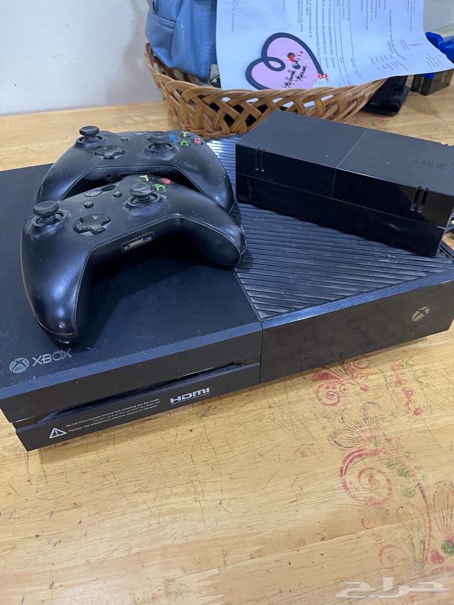 Xbox One with three controllers64428806444547112