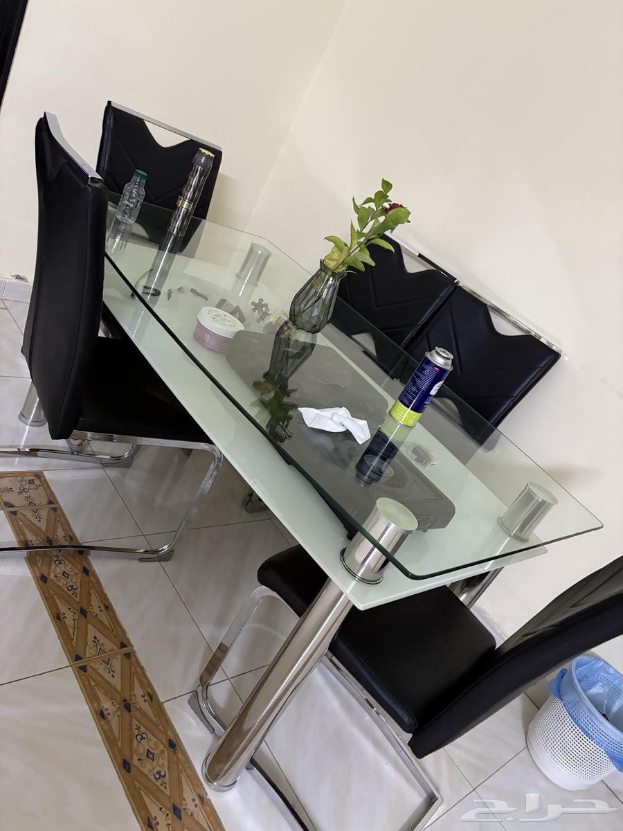 طاولة طعام زجاجيه وكراسي بحاله ممتازه64426214697475110