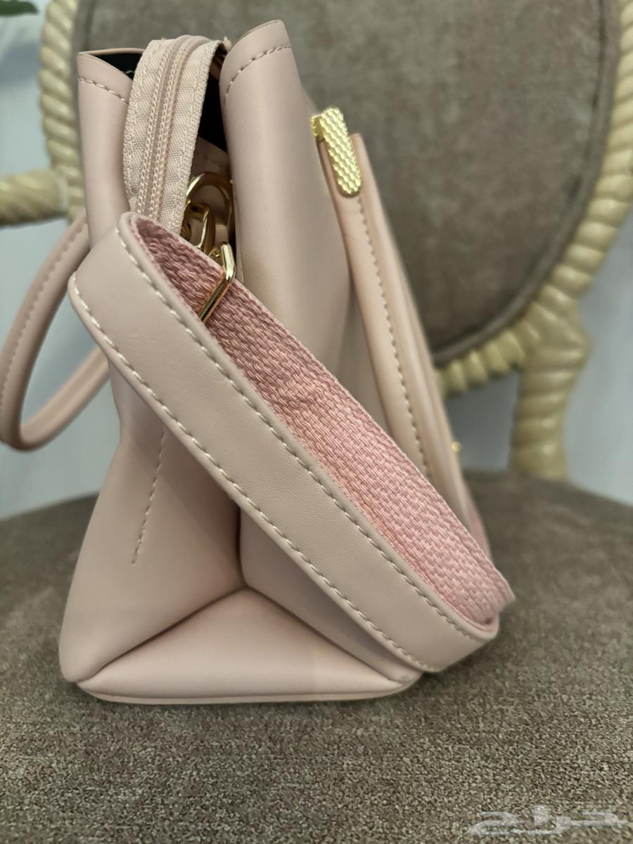 شنطة ماركة surprise نسائية بحالة ممتازة ومعها هدية64429451834753112