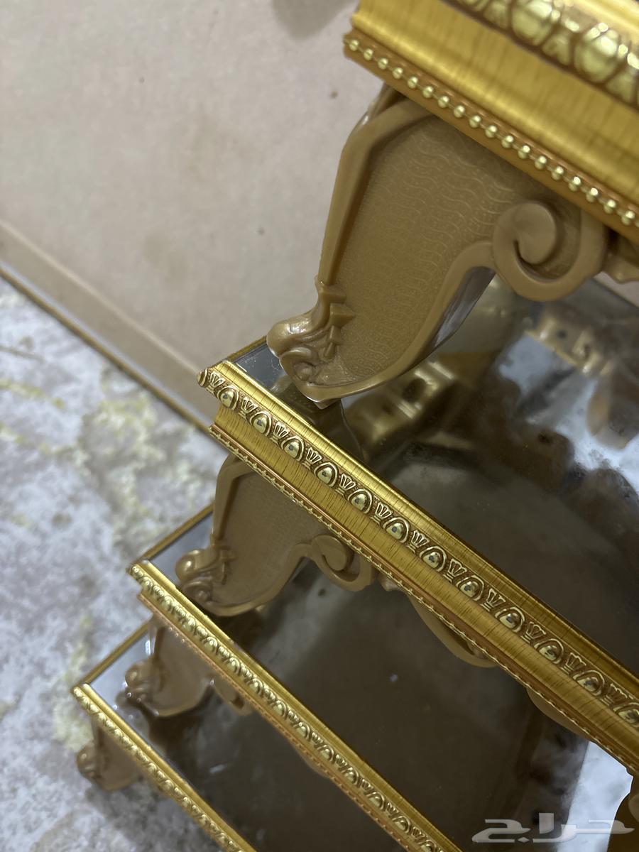 Selling five large and four small serving tables64427865458051111