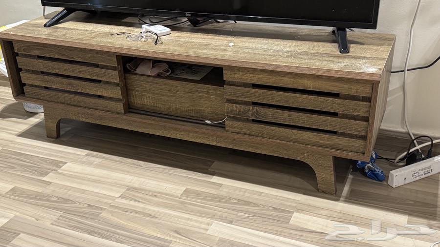 Solid wood table, trustworthy except for this small scratch64432564425473110